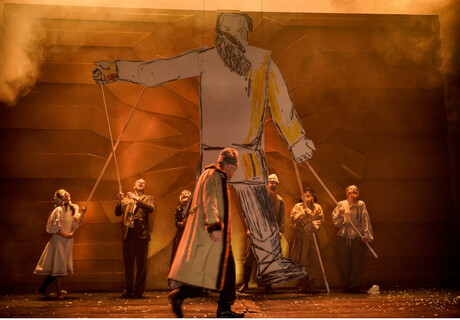 Auferstehung – Deutsches Theater Berlin – Armin Petras erzählt mit Lew Tolstois Roman bildmächtig eine Schnurre aus dem alten Mütterchen Russland 