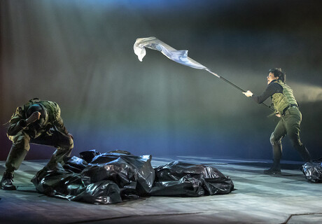 Die Jungfrau von Orleans – Theater Plauen-Zwickau – Harald Fuhrmann inszeniert Schillers Drama als Lehrstück über den Krieg  