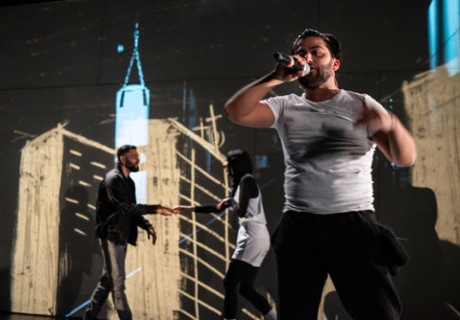 Amir – Berliner Ensemble – Mario Salazars Stück über eine Migrantenfamilie in Neukölln hat mit Nicole Oders Regietheaterwerk fast nichts zu tun