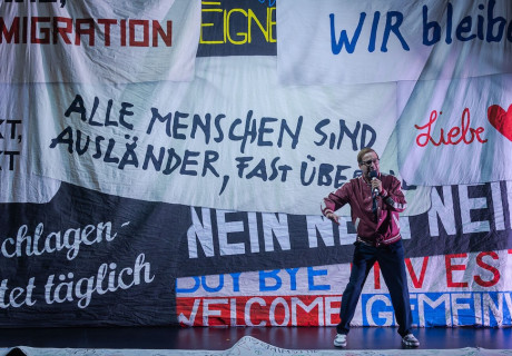 Lob der Gerechten – Theater Regensburg – Antje Thoms inszeniert die Uraufführung des Stücks von Lutz Hübner und Sarah Nemitz