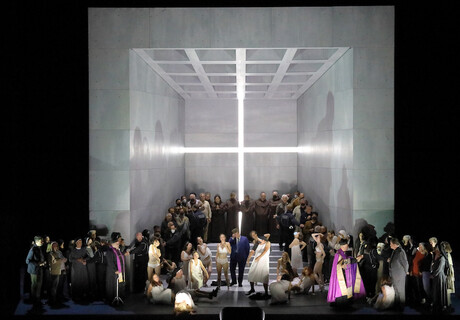 Die Teufel von Loudun – Bayerische Staatsoper – Simon Stone inszeniert Krzysztof Pendereckis große Oper mit Focus auf die Gegenwart 