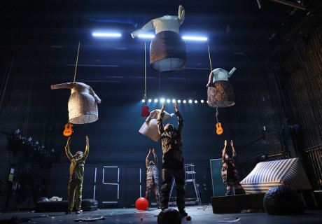 1000 Things Falling – HAU Berlin – Showcase Beat Le Mot loten den Theaterapparat und die bedrohte Schöpfung aus