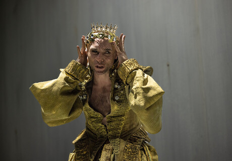 Richard III. – Düsseldorfer Schauspielhaus – Evgeny Titov zeigt Shakespeares deformierten Usurpator als düsteren Womanizer