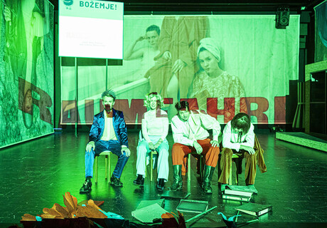 Raumfahrer – Staatstheater Cottbus – Paula Thielecke und Jan Koslowski bringen Lukas Rietzschels Lausitz-Roman im Powermodus auf die Bühne