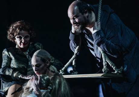 Pelléas und Mélisande – Burgtheater Wien – Daniel Kramer klopft das symbolistische Hauptwerk von Maurice Maeterlinck auf seine Gewaltphantasien ab