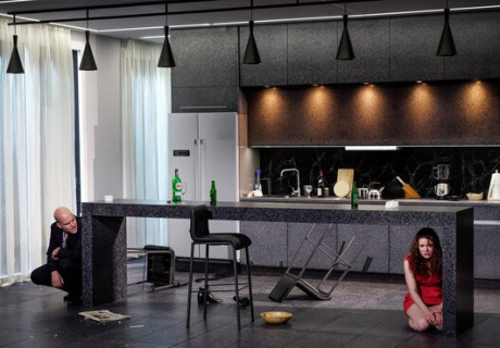 Fräulein Julie – Deutsches Theater Berlin – Als Quartett der Begehrlichkeiten  inszeniert Timofej Kuljabin den Strindberg-Klassiker um eine Dreiecksaffäre