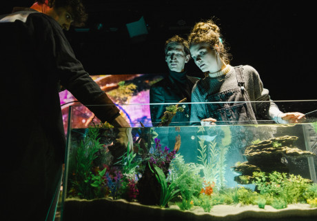 20.000 Meilen unter dem Meer – Landestheater Niederösterreich St. Pölten – Cosmea Spelleken taucht ins Beziehungsgeflecht von Jules Vernes Abenteuerroman