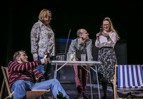 Gute Nachbarn – Jan Steinbach realisiert am Landestheater Detmold die deutschsprachige Erstaufführung von Will Enos abgründig absurdem Vier-Personen-Stück