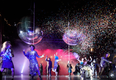 aerocircus – Theater RambaZamba / Berliner Festspiele – Jacob Höhne sucht mit Starbesetzung, Spektakel und Thomas-Köck-Text nach den Schuldigen am Weltuntergang 