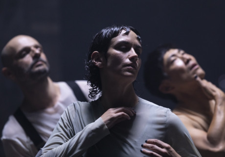 Ausland / Fampitaha, fampita, fampitàna – Tanz im August – Jefta van Dinther betet in einer Industriekathedrale zur Kunst. Soa Ratsifandrihana entwirft humorvoll-klug eine kreolische Kultur