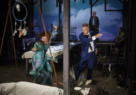 Wasser – Theater Ingolstadt – Alexander Nerlich zeigt mit Anna Gschnitzers Text, wie Gewaltstrukturen in Familien einsickern