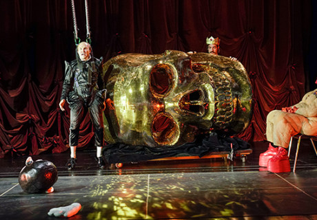 Mephisto – Schauspiel Frankfurt – Claudia Bauer kleidet Klaus Manns Roman vom Schauspieler, der sich der Nazi-Macht andient, ins Comic-Kostüm