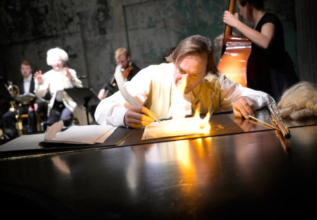 33 Variationen auf Haydns Schädel – Deutsches Schauspielhaus Hamburg – Viktor Bodó inszeniert den Péter Esterházy-Text als rauschend komisches Biographical