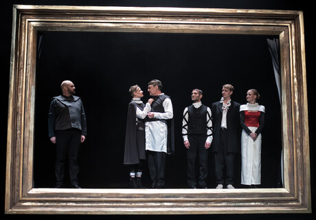 Hamlet – Landestheater Neuss – Caroline Stolz inszeniert Shakespeare im Stile eines einstürzenden Familienbilds