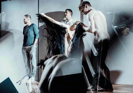 Outside / LOVE – Schaubühne Berlin – Das FIND Festival 2021 eröffnet mit Kirill Serebrennikows Hommage an den Fotografen Ren Hang und einem Londoner Gastspiel von Alexander Zeldin