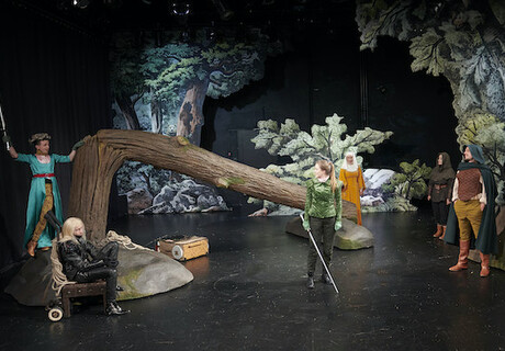 Robin Hood – Schauspiel Wuppertal – Henner Kallmeyer macht beim traditionell konservativen Familienstück den britischen Outlaw zur Heldin