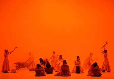 Das Himmelszelt – Deutsches Theater Berlin – Jette Steckel inszeniert Lucy Kirkwoods feministisches Historienstück über die 