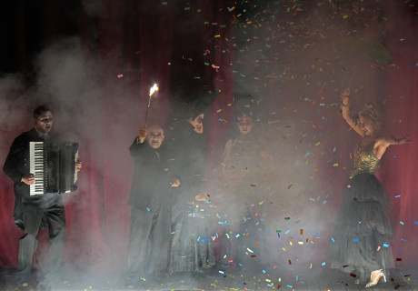 Die Riesen vom Berge – Staatstheater Wiesbaden – Mit Luigi Pirandello lässt Regisseur Ingo Kerkhof das Schauspielteam Abschied von Wiesbaden nehmen