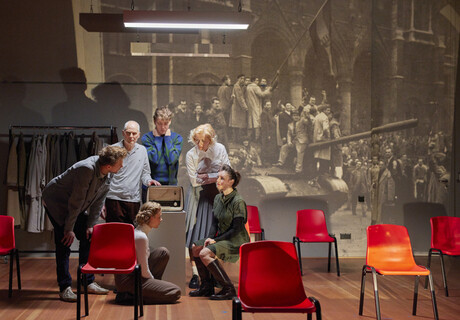 Das schweigende Klassenzimmer – Mainfranken Theater Würzburg – Mit einem Fall aus der 50er-Jahre-DDR gelingt Anna Stiepani ein unterhaltsames Lehrstück über Widerstand in Diktaturen