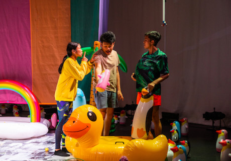 Four Days in September – Wiener Festwochen – Das Geschichtspanorama des thailändischen Theatermachers Wichaya Artamats am brut Wien