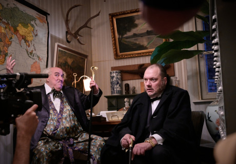 Der Geheimagent – Deutsches Schauspielhaus Hamburg – Frank Castorf tankt Werke von Joseph Conrad in seine Überwältigungsmaschine und lässt sie fünf Stunden röhren 