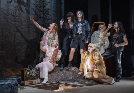 Vampire's Mountain – Deutsches Schauspielhaus Hamburg – Philippe Quesne poetisiert mit Blutsaugern aller Art das Ende der Welt