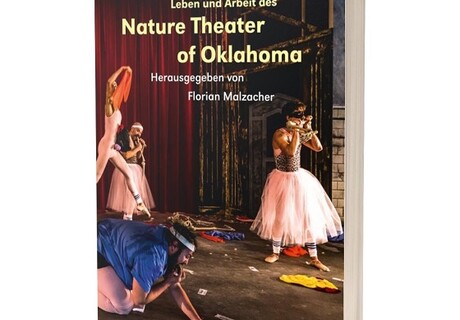 Florian Malzacher: Leben und Arbeit des Nature Theatre of Oklahoma – Ein Sammelband zeichnet die Entwicklung der US-amerikanischen Theaterkompanie nach