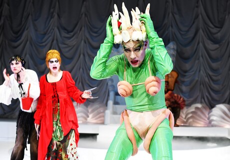 Hänsel & Gretel – Münchner Volkstheater – Juli Mahid Carly verwandelt das Grimm’sche Volksmärchen in eine queere Revue