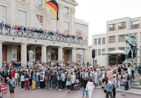 Reichstags-Reenactment – Weimar – Unter neuer Leitung beginnt das Kunstfest Weimar mit einem beeindruckenden Reenactment der Nationalversammlung vor 100 Jahren