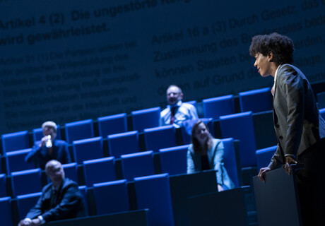 Demokratische Sinfonie – Oldenburgisches Staatstheater – Kevin Barz fragt mit Paul Brodys Komposition nach dem Klang der parlamentarischen Debatte