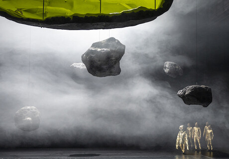 Cosmic Drama – Theater Basel – Philippe Quesne macht Sci-Fi-Theater mit friedliebenden Astronaut*innen 
