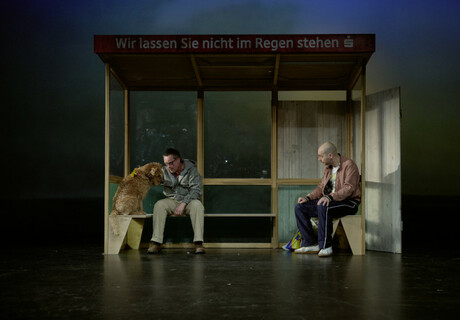 Warten auf'n Bus – Theater Bielefeld – Die Bühnenversion von Oliver Bukowskis Erfolgs-Fernsehserie als Provinz-Kammerspiel