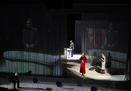 Hamlet – Saarländisches Staatstheater Saarbrücken – Bettina Bruinier verabschiedet sich mit einer rasanten Shakespeare-Vergegenwärtigung als Schauspieldirektorin