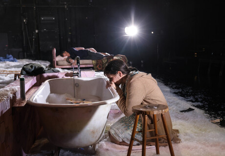 Das letzte Feuer – Theater Bremen – Alize Zandwijk versetzt das desolate Personal aus Dea Lohers Stück in eine trostlose Winterlandschaft