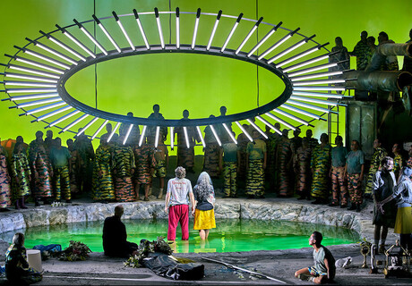 Parsifal – Bayreuther Festspiele – Jay Scheib lässt Richard Wagners Helden gleich die ganze Welt retten
