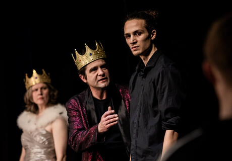Hamlet – Theater Aachen – Laurent Chétouane macht aus Shakespeares Dänenprinzen-Drama eine Familienaufstellung zur Erforschung der ganz großen Fragen 