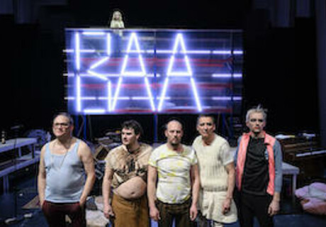 Baal – Mareike Mikat überzeugt beim Brechtfestival Augsburg mit Brechts Frühwerk im Milieu einer alternden Punkband
