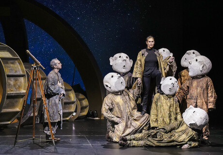 Leben des Galilei – Landestheater Niederbayern – Im klugen Bühnenbild von Aylin Kaip bringt Wolfgang Maria Bauer Brechts altes Stück zum Leuchten