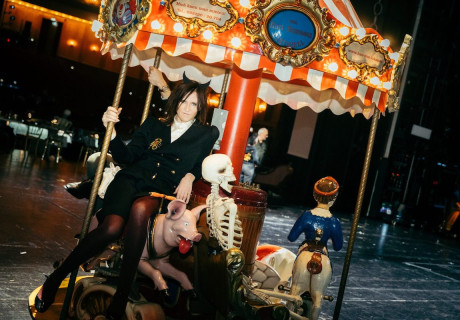 777 / Die sieben Todsünden – Volksbühne Berlin – Christian Filips holt Adalbert von Goldschmidts allegorisches Musikdrama mit gesamtkünstlerischer Sogwirkung zurück auf die Bühne