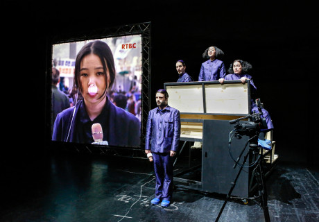 77 Versuche, die Welt zu verstehen – Residenztheater München – Kyung-Sung Lee spürt mit Brecht der Rolle des Theaters für die Gesellschaft nach