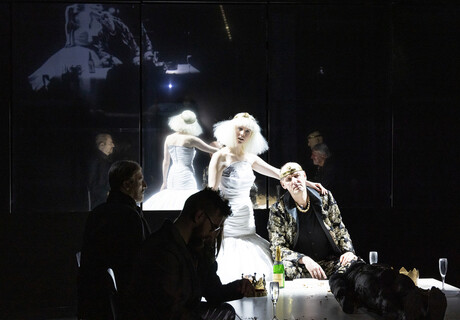 Hamlet – Anhaltisches Theater Dessau – Philipp Preuss inszeniert einen Hamlet, dem nur noch Wiederholung bleibt