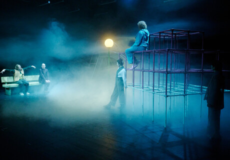 No Horizon – Thalia Theater Hamburg – Toshiki Okada lässt Avatare in den Nebeln eines utopischen Metaversums auf Sinnsuche gehen 