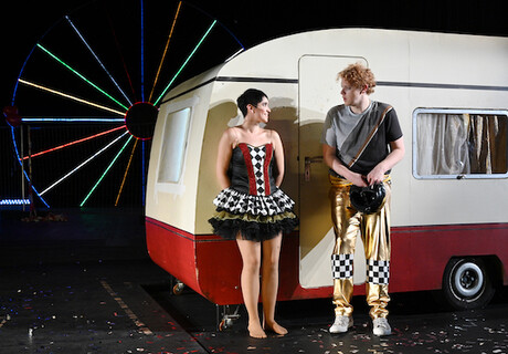 Romeo und Julia – Theater Ingolstadt – Mareike Mikat verlegt die größte Liebesgeschichte aller Zeiten auf den Rummelplatz
