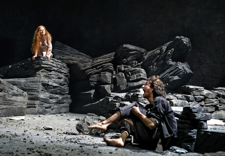 Gier unter Ulmen – Residenztheater München – Evgeny Titov versetzt Eugene O’Neills Stück über Habgier in eine düstere Steinlandschaft 