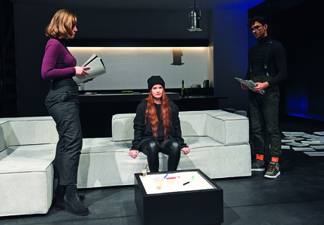 Leere Herzen – Daniela Kranz inszeniert am Theater Bamberg Juli Zehs dystopischen Zukunftsroman 