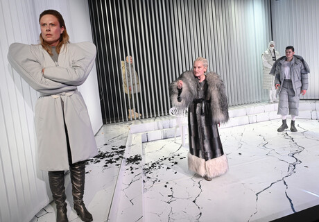 Königin Lear – Theater Ingolstadt – Anne Mulleners überträgt Tom Lanoye nach William Shakespeare in die kapitalistische Gegenwart