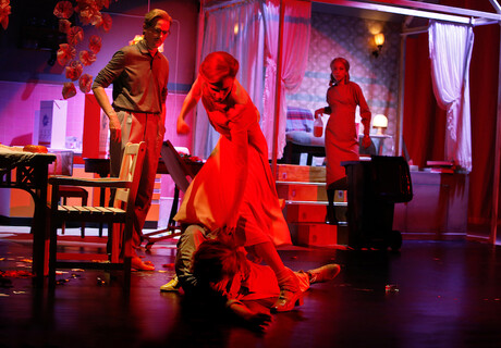 Der Gott des Gemetzels – Theater Dortmund – Anna Tenti inszeniert Yasmina Rezas Stück als Horror mit Spaßfaktor