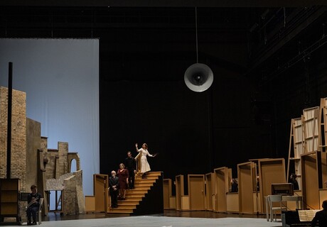 Die acht Oktavhefte – Deutsches Schauspielhaus Hamburg – Thom Luz inszeniert Kafka als atmosphärisch dichte Nebelwelt 
