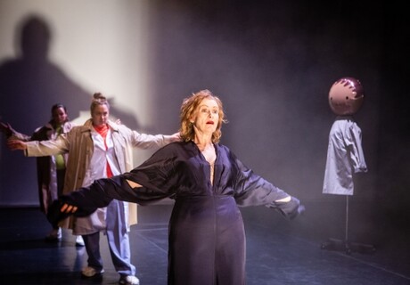 Sprengkörperballade – Kosmos Theater Wien – Claudia Bossard bringt Magdalena Schrefels besseres Erzählen als ein ungewisses Flirren auf die Bühne