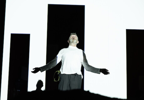 King Lear – Schauspielhaus Bochum – Johan Simons hungert Shakespeares Tragödie radikal auf ihren Glutkern herunter